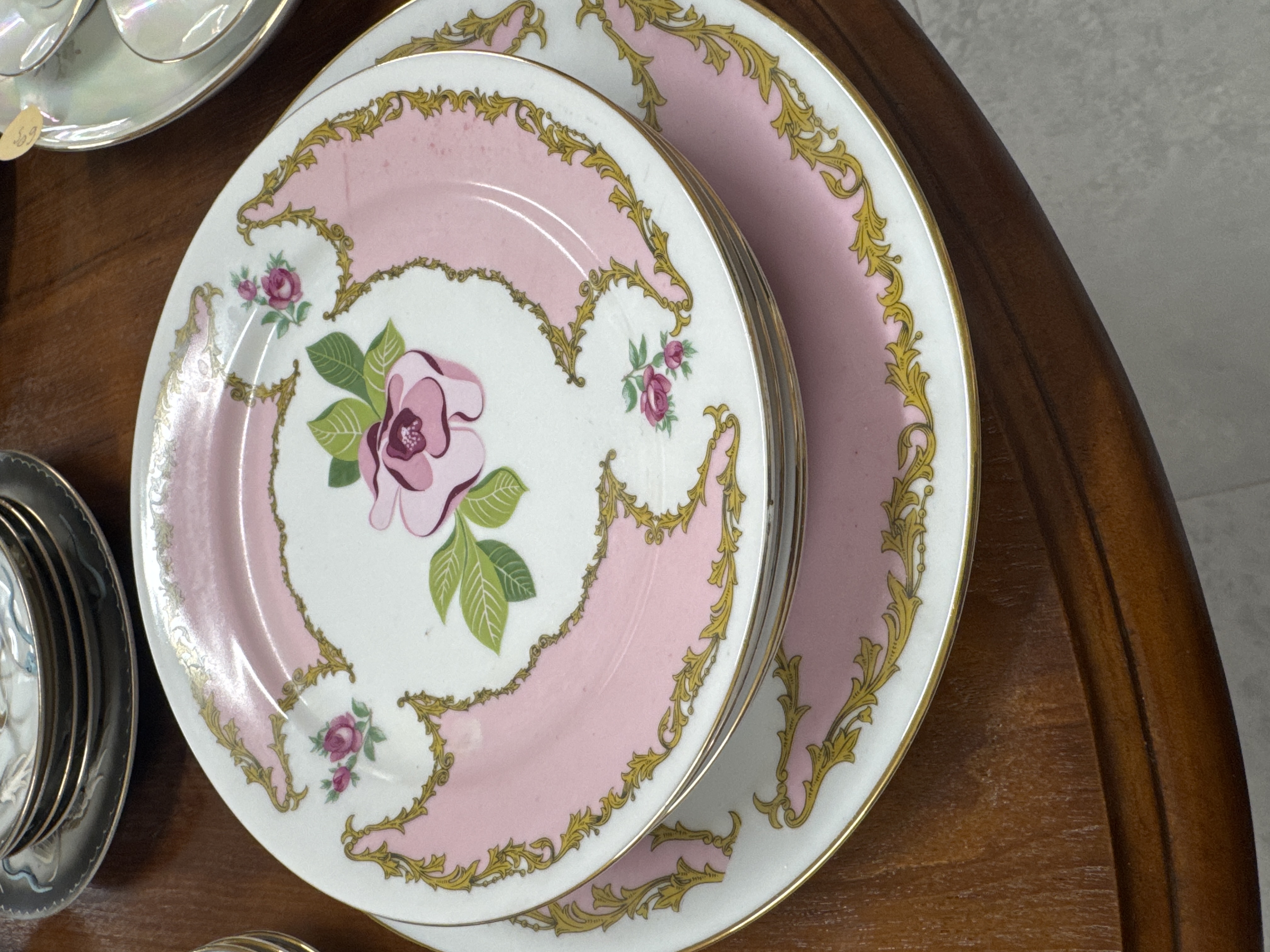 ვარდისფერი თეფშების ნაკრები