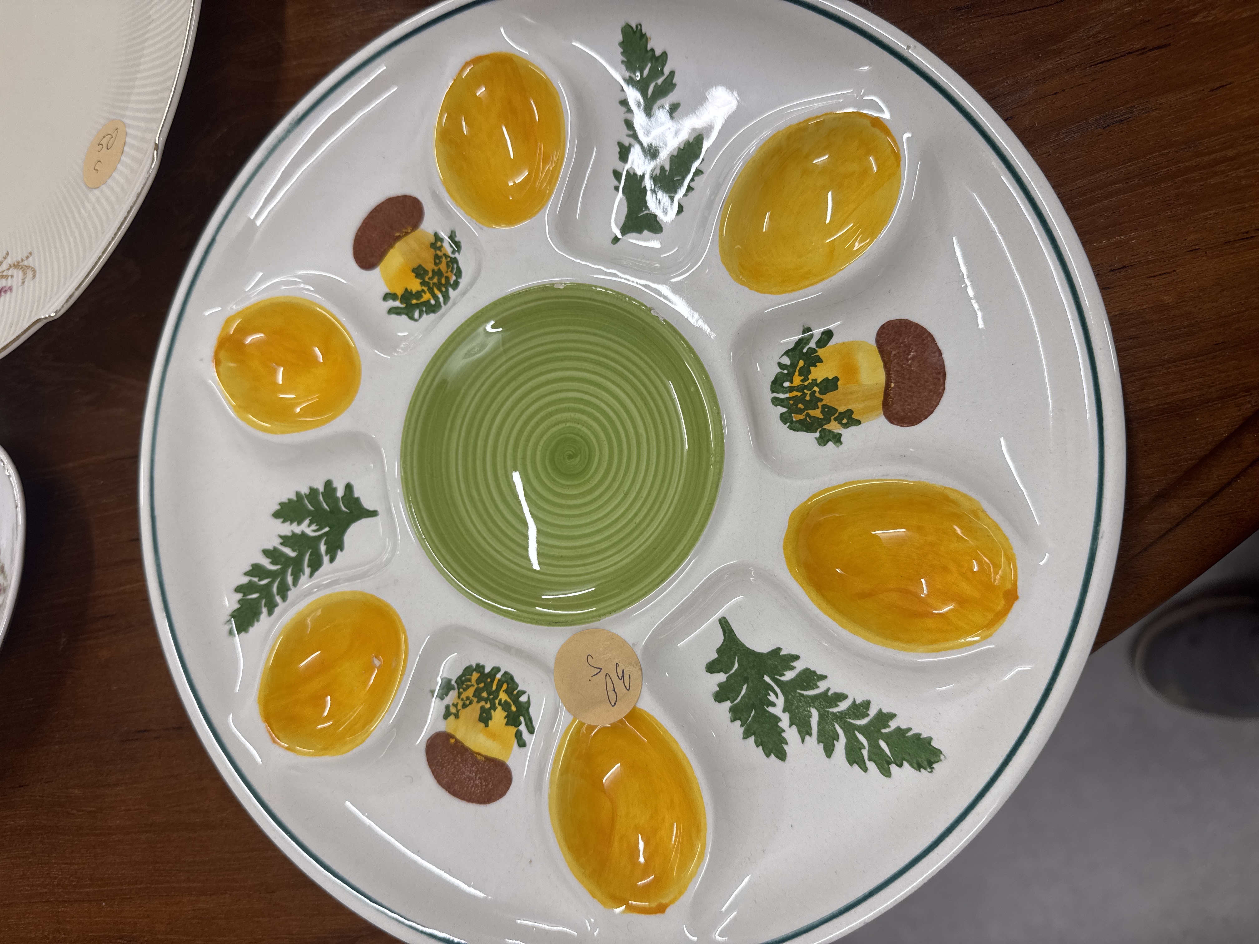 თეფში ყვითელი ელემენტებით