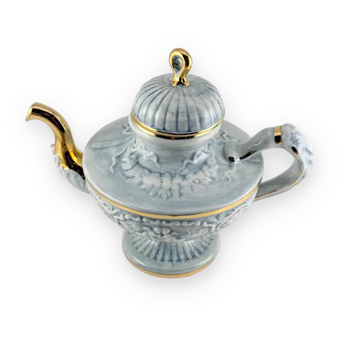 Capodimonte-ს რელიეფური ფაიფურის ჩაიდანი